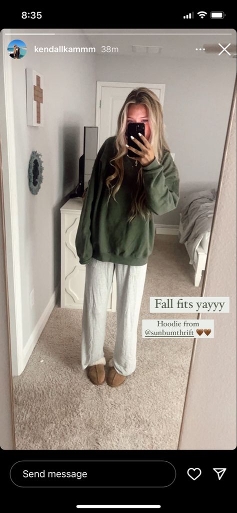 Comfy Outfits Sweatshirts, Sweatshirt Comfy Outfit, Conservative Trendy Outfits, Simple Comfy Fall Outfits, Rainy Day Outfit College Cold Weather, Comfy Outfits When On Your Period, Winter Fit Inspo Aesthetic, Comfy Friday Outfit, Outfit Ideas Comfy School