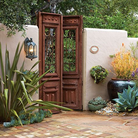 Private Front Courtyard Ideas Entryway, Mexican Gates Hacienda Style, Courtyard Entrance Ideas, Mexican Front Yard Landscaping, Garden Entry Gate, Mediterranean Front Porch Ideas, Adobe Style Homes Exterior, Mexican Front Door, Courtyard Gates Front Entry