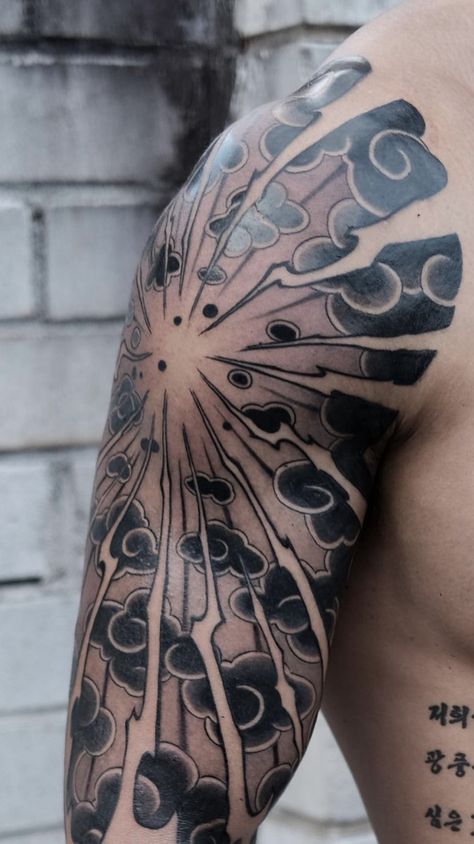 Japanese Storm Tattoo, Lightning Tattoos, Storm Tattoo, Tattoo Japanese Style, Lightning Tattoo, Japanese Background, Skin Tattoo, Polynesian Tattoo Designs, Tattoo Background