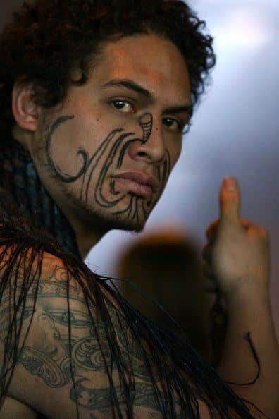 Tattoos are a mark of individuality. So while the rest of the world inks their hands and backs, there are few who do it on their face. For those brave men out there, here you can see an awesome design encompassing the lower face as the black lines form a wonderful contrast with the skin tone. #tattoofriday #tattoos #tattooart #tattoodesign #tattooidea Tahiti Tattoo, Marquesan Tattoo, Maori Tattoo Frau, Maori Warrior, Polynesian Men, Maori Tattoos, Maori People, Marquesan Tattoos, Maori Tattoo Designs