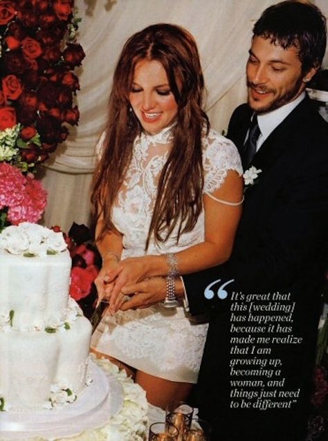 Spears' assistant Felicia Culotta on the ceremony: "It was about Britney and Kevin and that's it." The Definitive Britney Spears Wedding(s) Photo Album Britney Spears And Kevin Federline, Britney Spears Wedding, Britney Spears 2004, Kevin Federline, 90s Grunge Hair, Celebrity Bride, Celebrity Wedding Dresses, Hollywood Wedding, Britney Jean