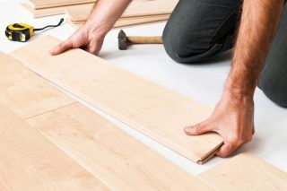 Learning how to lay solid wood flooring is easy withour simple guide for evoryone. In simple steps, we explain how to install solid wood floors. Types Of Hardwood Floors, Installing Hardwood Floors, Vinyl Laminate Flooring, Lvp Flooring, Flooring Installation, Solid Wood Flooring, Best Flooring, Flooring Materials, Engineered Hardwood Flooring