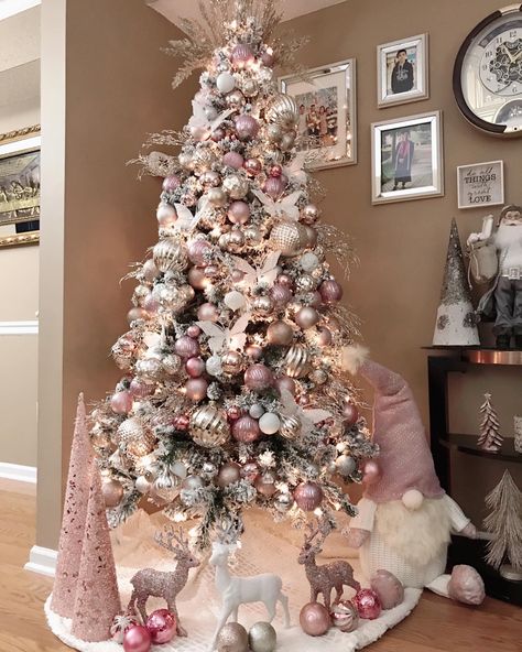 Pink Decorated Christmas Tree, Pink Christmas Tree Decorations Ideas, Christmas Trees Decorations, Pink Christmas Tree Decorations, Rose Gold Christmas Tree, Rose Gold Christmas Decorations, Christmas Tree Inspo, Tree Decorations Christmas, Pretty Christmas Decorations