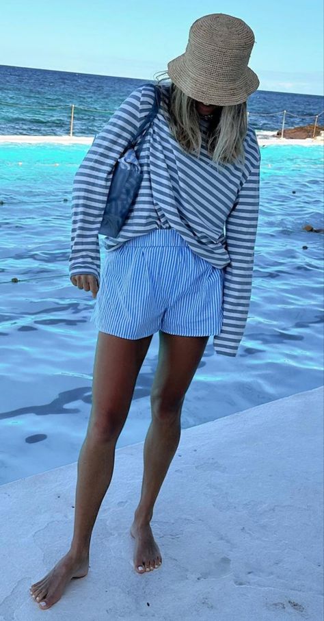 90s Hamptons Fashion, Boating Outfit Women Fall, Lake House Aesthetic Outfit, Coastal Chic Aesthetic Outfit, Winter Beach Fashion, Montauk Aesthetic Outfits, Sydney Outfits Summer, Coastal Spring Outfits, Lakehouse Outfit