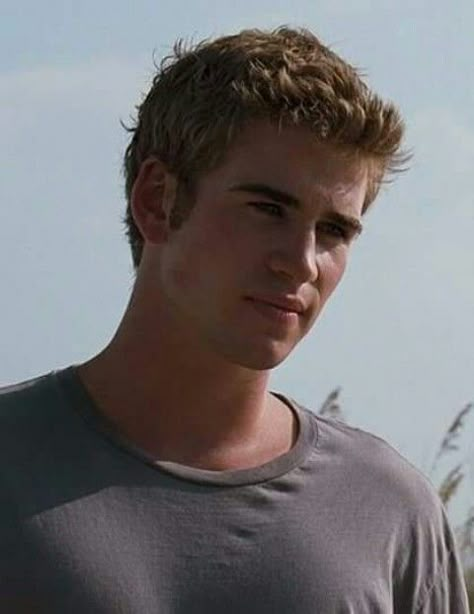 ~~TLS~~ Liam Hemsworth Hunger Games, Team Gale, Hemsworth Brothers, Liam Hemsworth, Men's Muscle, Netflix Movie, Attractive Guys, Hot Actors, Romance Movies