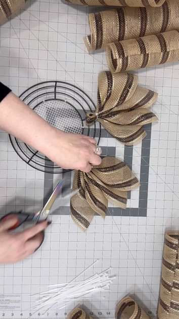 Mesh Tubing Wreath, Mesh Crafts, Deco Mesh Crafts, Easy Wreath, Ribbon Wreaths, Farmhouse Wreaths, Burlap Wreath Tutorial, Diy Floral Wreath, Mesh Ribbon Wreaths