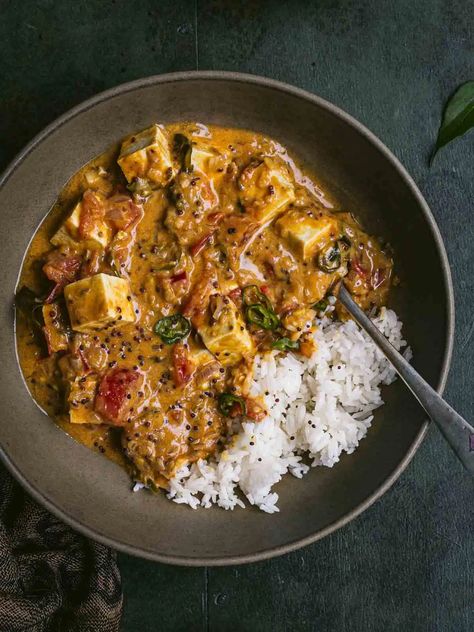 Sri Lankan-Style Tofu Curry Sri Lankan Curry Recipes, Tasty Vegan Recipes, Mains Recipes, Tofu Curry, Whole Roasted Cauliflower, Tofu Dishes, Vegan Curry, Fish Curry, Tofu Recipes