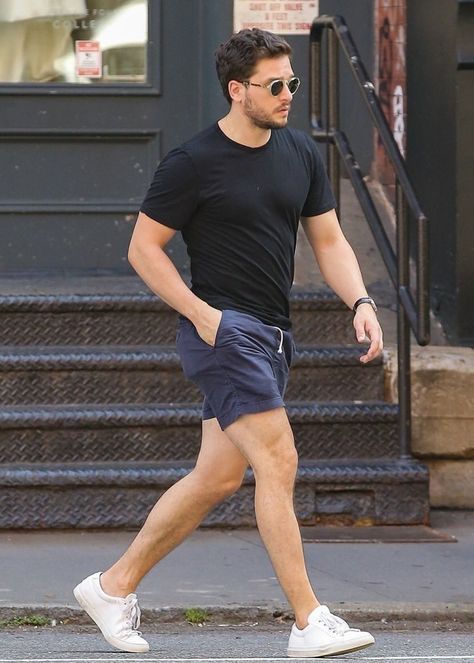 Mens Shorts Outfits, Mens Summer Outfits, Kit Harington, Mens Casual Dress, Men Fashion Casual Outfits, Summer Outfits Men, Mens Fashion Summer, Mens Casual Outfits, Mens Street Style