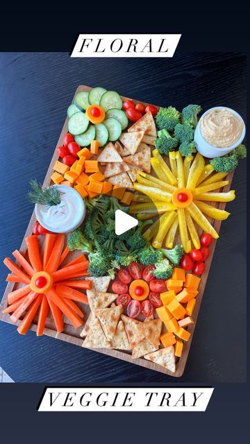 Flower Shaped Veggie Tray, Fancy Vegetable Tray, Flower Veggie Board, Summer Foods For Party, Spring Veggie Tray, Veggie Flowers, Creative Veggie Tray, Appetizers That Look Like Flowers, Kentucky Derby Veggie Tray