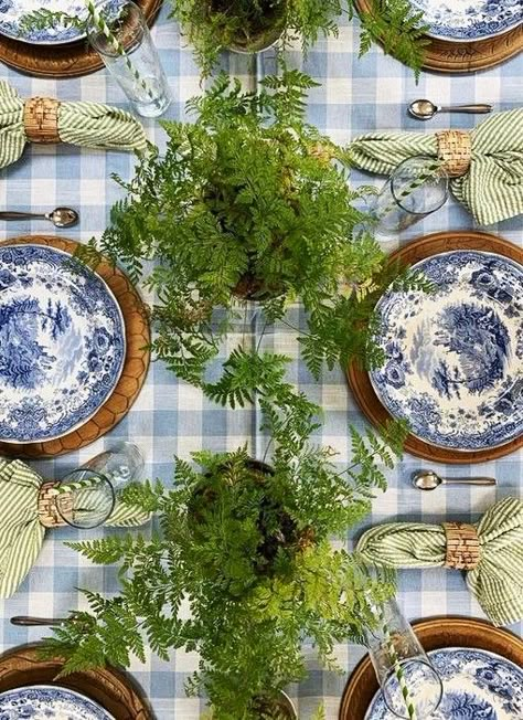 Easter Home Decor Ideas, Green Tablescape, Blue Table Settings, Table Presentation, Bread Boards, Beautiful Tablescapes, Blue White Decor, Spring Tablescapes, Table Setting Decor