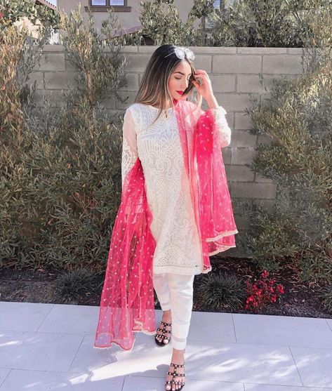 White And Pink Dress Pakistani, White Dress With Pink Dupatta, White Suit With Pink Dupatta, Pakistani Suit Poses Women, Pink Pakistani Suit, White Dress Pakistani, Pink Pakistani Dress, Pakistani Bridesmaid Dresses, Pakistani White Dress