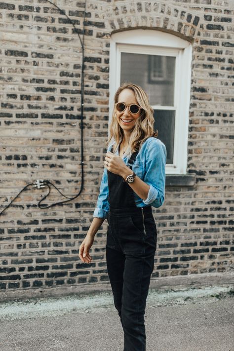 overall outfit ideas Overalls For Work, Overalls Doc Martens Outfit, Black Dungarees Outfit Winter, How To Style Black Overalls, Black Overalls Outfit Fall, Black Overall Outfit, Overalls Outfit Spring, Overalls Outfit Winter, Black Overalls Outfit