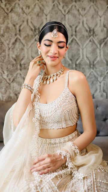 DressUpWithLove by Uurmi Kaurr on Instagram: "Minimal and so detailed, every bit of this ethereal look I created for the gorgeous @hannaskhan will make the perfect inspiration for all the minimal brides to be!❤️💯✨ Makeup: @makeupbyurmikaur Hair: @ritikahairstylist Shot by: @rk.filmz Outfit: @malaandkinnaryofficial Jewellery: @renuzaverijewelry . . . #influencershoot #influencers #reelsinstagram #reelsofinstagram #indianreels #indianmakeupartist #indianmakeup #indianbride #bridalreels #brida Minimal Bridal Look, Lehenga Outfits, Handwork Blouse, Engagement Gown, Bridal Hairstyle Indian Wedding, Female Clothes Outfits, White Lehenga, Bride Attire, Simple Lehenga