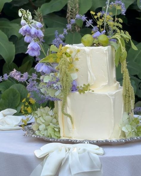 Fig Wedding Cake, Garden Party Wedding Cake, Wedding Cake Garden, Wedding Cakes Flowers, Pastel Wedding Cake, Cake Flowers Wedding, Garden Party Cake, Wedding Cake Flower, Wedding Cake Floral