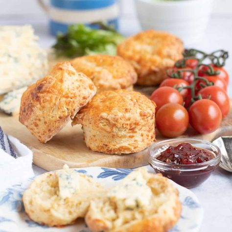 Easy Air Fryer Cheese Scones Recipe - Effortless Foodie Cheese Scones In Air Fryer, Cheese Scones Easy, Air Fryer Scones, Cheese Scones Recipe, Air Fryer Cheese, Cheese Scone Recipes, Ninja Cake, Scone Recipes, Scones Easy