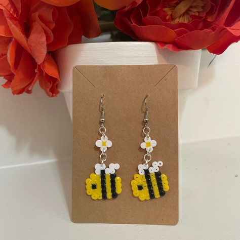 Iron Bead Earrings, Pearled Bead Earrings, Perler Bead Charms, Perler Earrings Diy, Cute Perler Bead Keychains, Perler Beads Bee, Halloween Perler Earrings, Perler Bead Earrings Patterns, Perler Bead Patterns Small Easy Cute