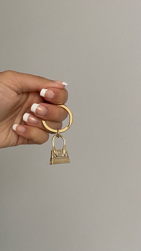 Jacquemus Keychain, Gold Keychain Aesthetic, Key Ring Aesthetic, Keychain Aesthetic, Mini Gift Bags, Gold Keychain, Custom Keychains, Presents For Boyfriend, School Things