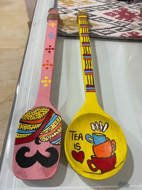 Repurposed Wood Spatula to give a pop of colour to my Kitchen Spatula Art Paintings, Painting On Spatula, Wooden Spatula Painting, Spatula Art, Spatula Painting, Spoons Diy, Dhokra Art, Wood Spatula, Painted Spoons