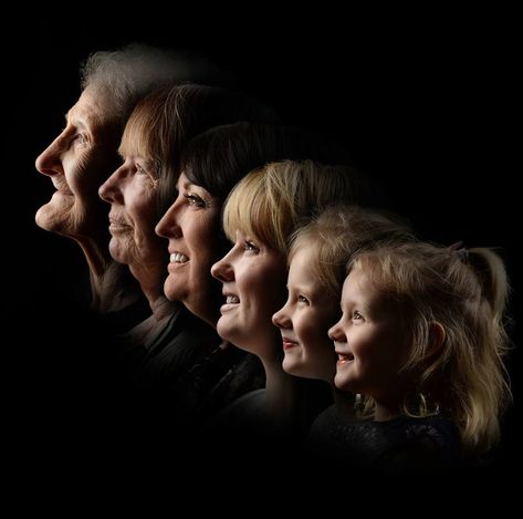 Family Generation Photography, Family Portrait Photography Poses, Mutterschaft Tattoos, Generation Pictures, Generations Photography, Wedding Photo Collage, Studio Family Portraits, Family Photo Studio, Family Potrait