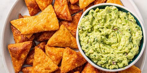 PSA: Keto Tortilla Chips Are ACTUALLY Delicious Keto Friendly Chips, Keto Tortilla Chips, Grab And Go Snacks, Low Carb Bread Recipes, Keto Tortilla, Keto Pork Chops, Keto Crackers, Low Carb Chips, Low Carb Cocktails