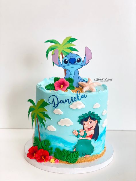 #stitch #nilo #cakestitch Lilo Birthday Cake, Lilo Stitch Birthday Cake, Stitch Hawaiian Cake, Kilo And Stitch Cake, Stitch Beach Cake, Lili And Stitch Cake, Lilo And Stitch Cake Design, Lilo And Stitch Smash Cake, Lilo And Stitch Birthday Cakes