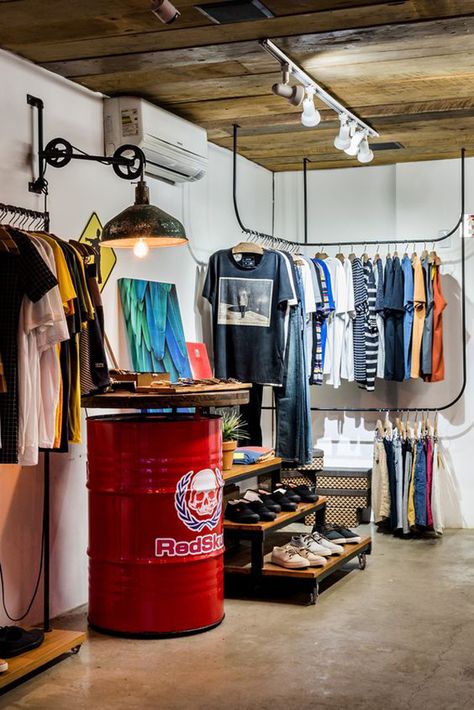 20 Clothing Store Display Ideas For Teen Shop'er | Home Design And Interior Skateshop Interior, Distro Clothing Design, Clothe Store, Store Display Ideas, Clothing Retail Store, Interior Clothing, Clothing Store Displays, Clothing Store Interior, Clothing Store Design