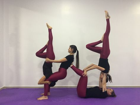 Yoga Poses With 4 People, 3 Person Yoga Poses, Gymnastics Stunts, Group Yoga Poses, Partner Acrobatics, Acro Yoga Poses, Acro Gymnastics, Gymnastics Tricks, Cheerleading Stunt