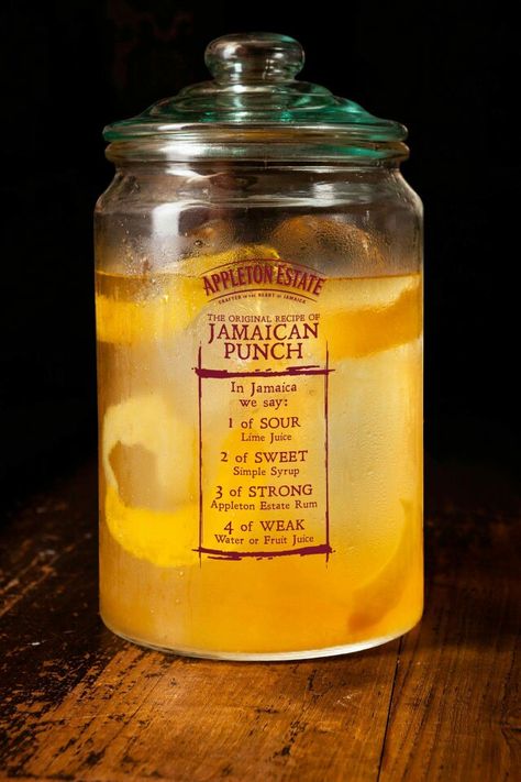 1 of sour, 2 of sweet, 3 of strong, 4 of weak... Jamaican rumpunch!!! Jamaican Punch, Jamaican Theme Party, Jamaican Rum Punch Recipes, Jamaica Independence Day, Jamaican Drinks, Jamaica Party, Booze Board, Rasta Party, Jamaican Party