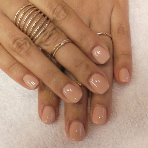 nude acrylic short - Google Search: Nails And Rings, Rounded Acrylic Nails, Super Nails, Nails Polish, Designs Nail, Glitter Acrylics, Dip Powder Nails, Acrylic Designs, Neutral Nails