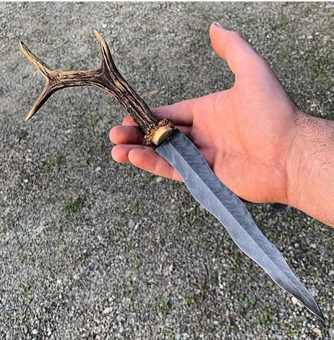 Cool Knife Handles, Fantasy Dagger, Pretty Knives, Dagger Knife, Cool Swords, Knife Design, Cool Knives, Knife Making, Tactical Gear