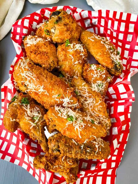 Hot Wing Recipes, Parmesan Chicken Wings Baked, Garlic Parmesan Wings Recipe, Sweet Chili Chicken Wings, Breaded Chicken Wings, Parmesan Wing Sauce, Chicken Wing Sauce Recipes, Amazing Chicken Recipes, Wing Stop