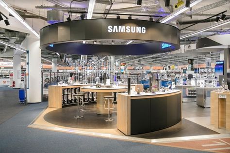 SAMSUNG Galaxy World by Cheil Germany GmbH, Berlin – Germany » Retail Design Blog Samsung Store Design, Computer Store Design, Computer Advertising, Retail Store Layout, Samsung Store, Eclectic Lighting, Point Of Sale Display, Showroom Interior Design, Display Furniture