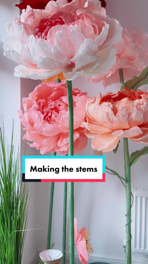 Giant Paper Flower Stand Diy, How To Make Life Size Flowers, Diy Large Flowers How To Make, Diy Large Standing Flowers, Giant Flower Stem Diy, Making Giant Flowers, Life Size Flowers Diy, Diy Large Foam Flowers, Oversized Flowers Diy