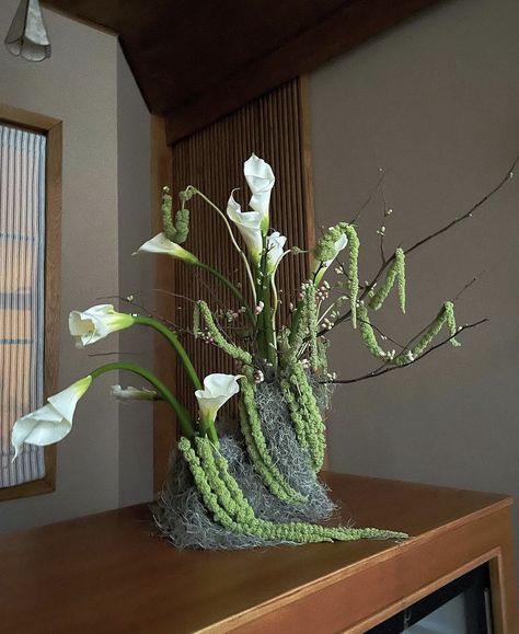 Weird Floral Arrangements, Island Floral Arrangement, Lotus Pod Arrangement, Sculptural Floral Arrangements, Shelving Ideas Bathroom, Ikebana Wedding, Foliage Wedding Decor, Modern Ikebana, Scrap Wood Christmas