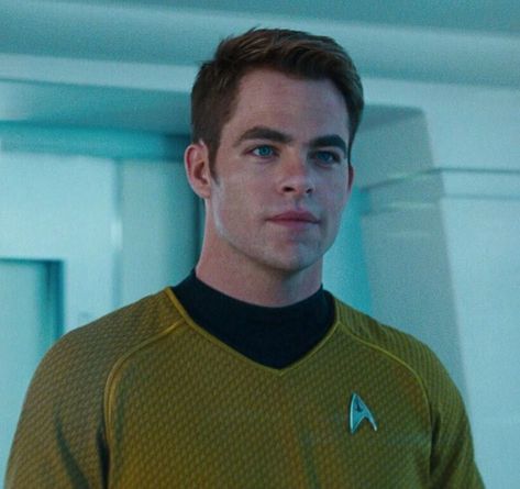 Star Trek Movie 2009, Captain Kirk Chris Pine, Star Trek Bones, Jim Kirk, Film Star Trek, Star Trek 2009, James T Kirk, Star Trek Captains, New Star Trek