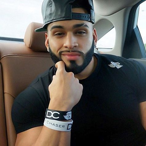 hot puerto rican papi!!!!!!!!!!!!!!!!!!!!!!!!!!!!!!!! @gerardogabriel Eyeliner Trends, Types Of Fade Haircut, Fade Haircut Curly Hair, Eyebrow Slits, Tan Skin Blonde Hair, Guys Eyebrows, Man Face, Mens Fade, Hipster Man