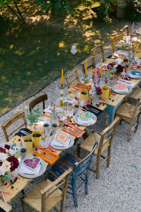 Best Al fresco outdoor dining ideas to get you ready to plan your perfect wedding in countryside of Triveneto, Italy |  From Boho to romantic style , this inspiring summer tablescape idea is beautiful! Outdoor Tablescapes, Dinner Table Set Up, Dinner Table Set, Italian Feast, Family Style Table, Ivy Flower, Colorful Table Setting, Al Fresco Dinner, Lunch Table