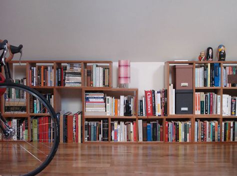 Bookshelves under the dormers from apartmenttherapy.com Design Seed, Kids Bedroom Remodel, Guest Bedroom Remodel, Slanted Walls, Attic Renovation Ideas, Attic Lighting, Small Bedroom Remodel, Attic Bathroom, Attic Apartment