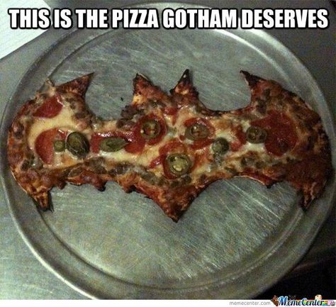 Bat pizza Batman Food, Geek Food, Pizza Day, I Am Batman, Batman Logo, Love Pizza, Play Food, Food Humor, Pizza Recipes