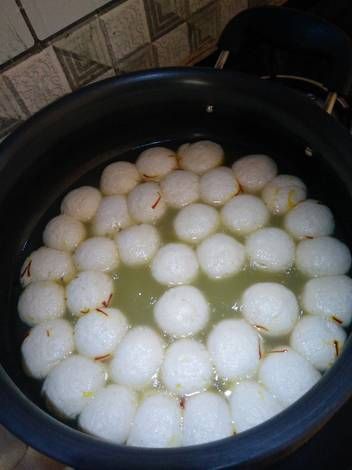 Rasgulla Recipe, Food Captions, Snapchat Story, Indian Dessert Recipes, Indian Sweet, Indian Street Food, Exotic Food, Indian Desserts, Snap Food