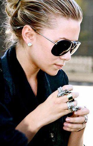 rings Mary Kate Ashley, Anja Rubik, Olsen Twins, Mary Kate Olsen, Ashley Olsen, Wearing Sunglasses, Karlie Kloss, Man Ray, Rosie Huntington Whiteley