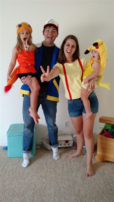 Family Halloween costumes: 8 Pinterest ideas to inspire you Team Rocket Halloween, Rocket Halloween Costume, Costume Halloween Famille, Family Costumes For 3, Pokemon Halloween Costume, Family Themed Halloween Costumes, My Dream Life, Themed Halloween Costumes, Pokemon Costumes