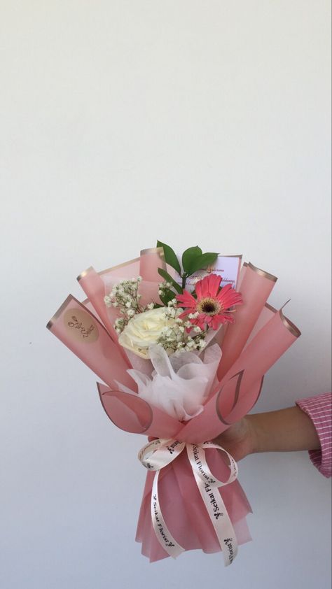 Buket Graduation, Fresh Flower Bouquets, Small Bouquet, Aesthetic Vibes, Fresh Flower, Apa Aja, Fresh Flowers, Flowers Bouquet, Ted Baker Icon Bag