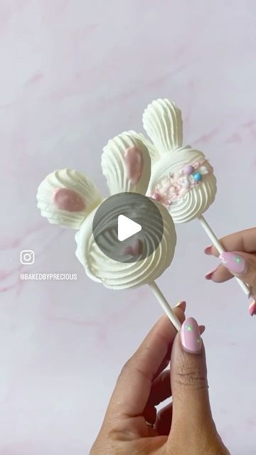 Precious Simons on Instagram: "Follow @bakedbyprecious for more spring time treat ideas!   Bunny meringue pops! 🐰💗   I LOVE eating meringues! Decided to give them a festive twist and make cute little bunny babies!   Silicone mat and tipless bags @nycake   #meringuepops #meringuecookies #bunnymeringuepops #vanillameringuecookies #bakedbyprecious #eastertreats #eastercookies" Easter Meringue Pops, Bunny Meringue, Meringue Pops, Meringue Cookie Pops, Valentines Meringue Pops, Meringue Flamingo, Meringue Cookies Animals, Meringue With Meringue Powder, Vanilla Meringue Cookies