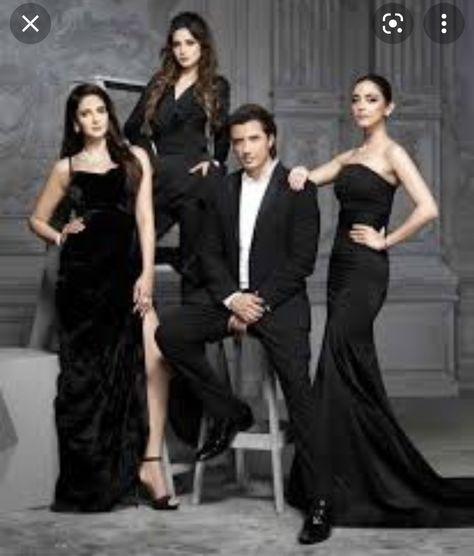 Family Photo Shoot Wearing All Black, Luxury Family Photoshoot, Black Tie Family Photo Shoot, Family Formal Photoshoot, Black And Gold Family Pictures Outfits, Family Photo Poses Indoor, Fancy Family Photoshoot, Classy Family Photoshoot, Dres Wisuda