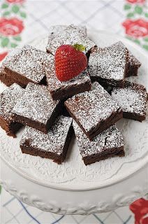 cici's pizza brownie recipe. The pizza, eh.  The brownies, yum!---I have been searching for this! MUST try! Brownies For A Crowd, Cake Like Brownies, Jelly Roll Pan, Brownie Recipe, Köstliche Desserts, Food For A Crowd, Yummy Sweets, Yummy Foods, Chocolate Brownies