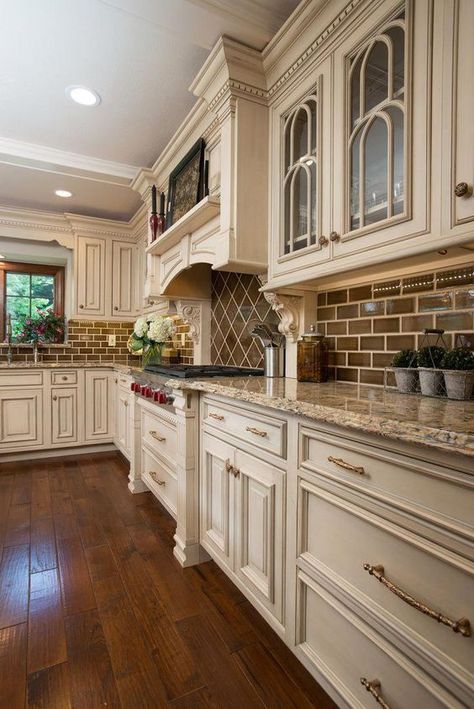 Designing Aesthetic, French Country Kitchen Cabinets, French Country Kitchen Designs, Beautiful White Kitchens, Cocina Shabby Chic, Antique White Kitchen, French Country Decorating Kitchen, Classic Kitchen Design, Country Kitchen Cabinets