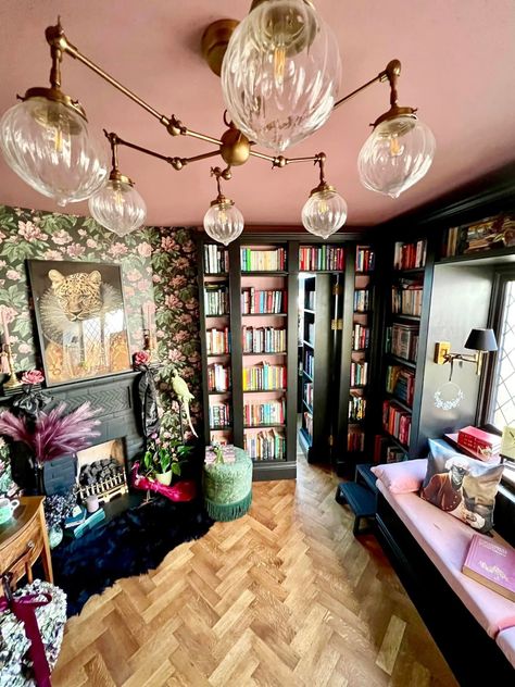 Cozy Home Library Ideas, Home Inspiration Modern, Home Library Ideas, Dream Home Library, Comfortable Reading Nook, Cozy Home Library, Cozy Window Seat, Home Library Rooms, Boho Home Inspiration