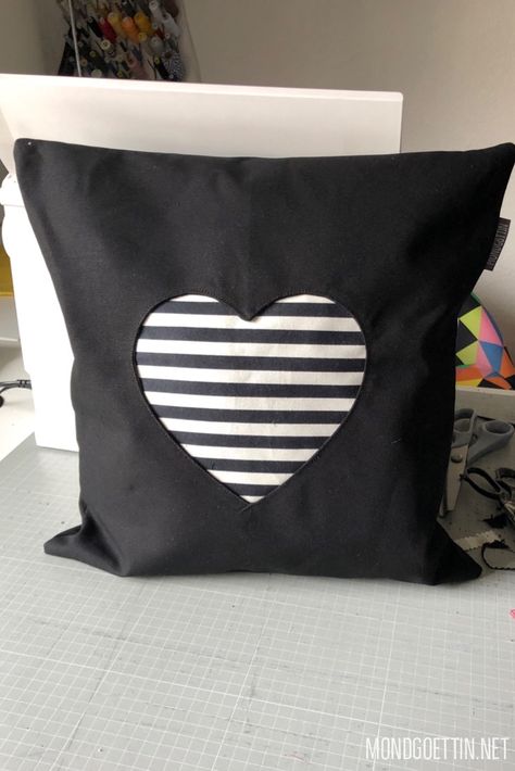 Für Muttertag, Valentinstag oder einfach so: Kissen mit Herz nähen, kostenlose Anleitung und Schablone, für Anfänger #nähanleitung #sewing Quilting Easy, Heart Cushion, Little Things In Life, Easy Quilts, Sewing Inspiration, Bag Pattern, Cushion Covers, Sewing Projects, Cushions