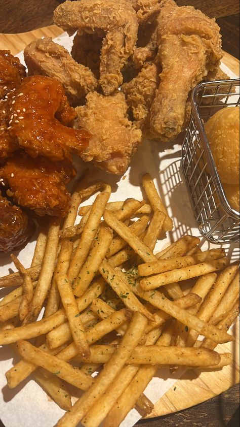 Fried Chicken And Fries, Chicken And Fries, Y2k Pictures, I'm Fat, Korean Chicken, Dream Food, Korean Fried Chicken, Food Heaven, Recipes From Heaven